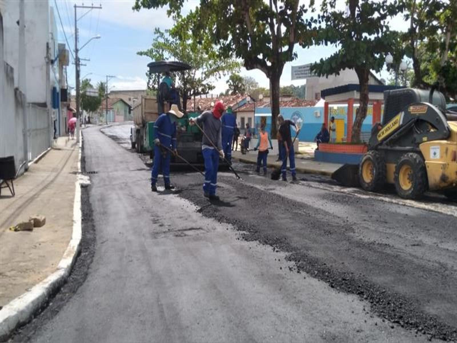 Prefeito Patrick Lopes comemora início de obras de pavimentação asfáltica em Jitaúna