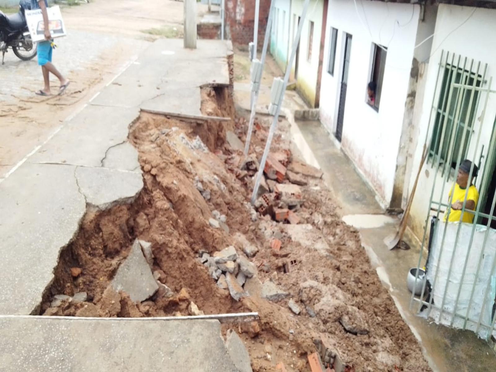 Chuva deixa marcas de destruição no Loteamento Tropical