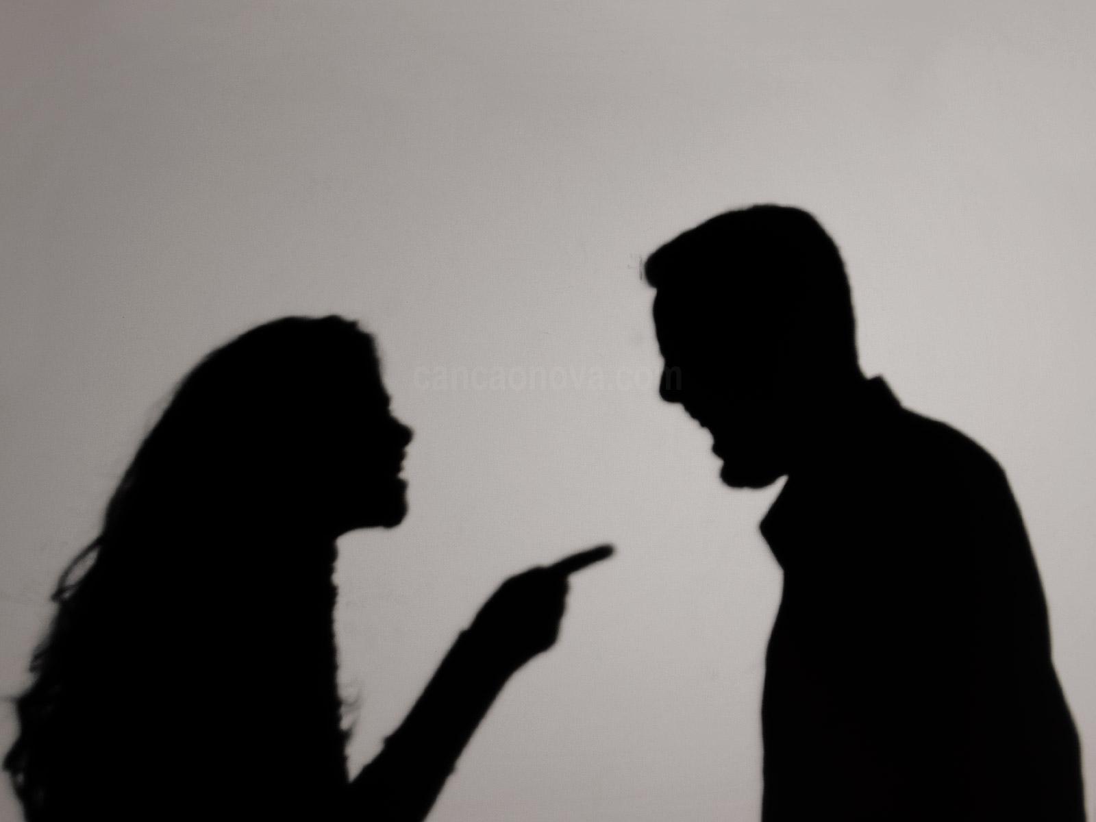 Garota insatisfeita com o fim do relacionamento agride namorado e quebra tudo