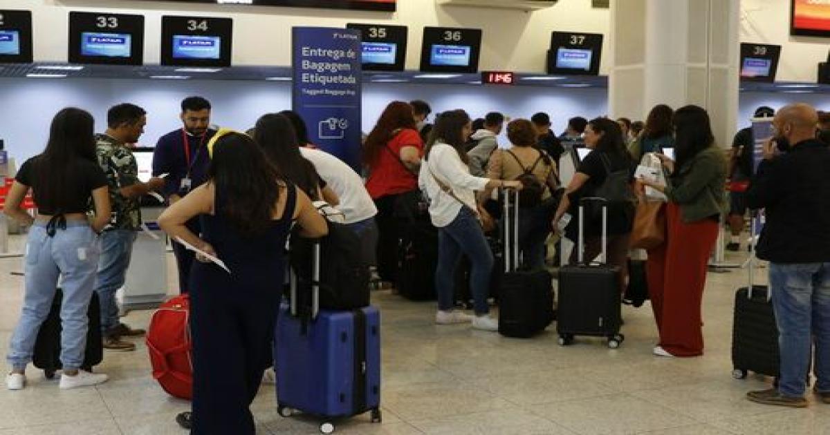 Greve dos pilotos e comissários causa cancelamentos e atrasos em voos
