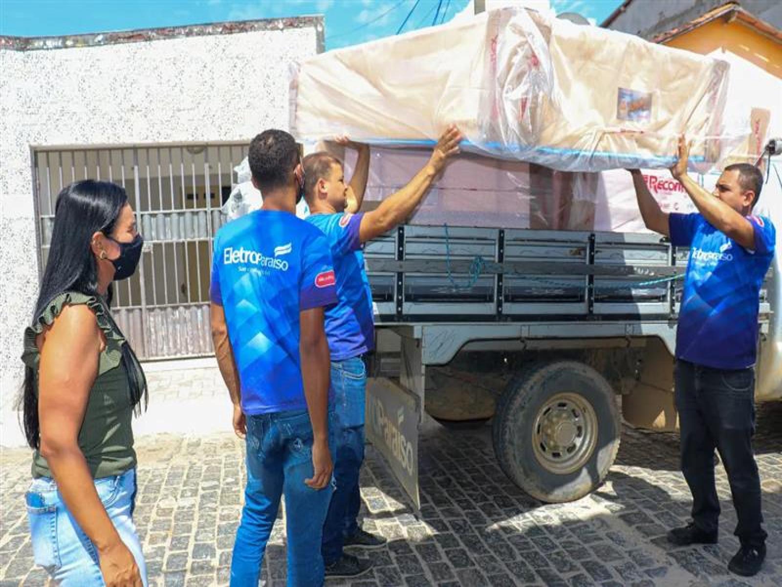 Prefeitura de Jitaúna distribuiu camas e travesseiros para famílias afetadas pelas chuvas de fim de ano