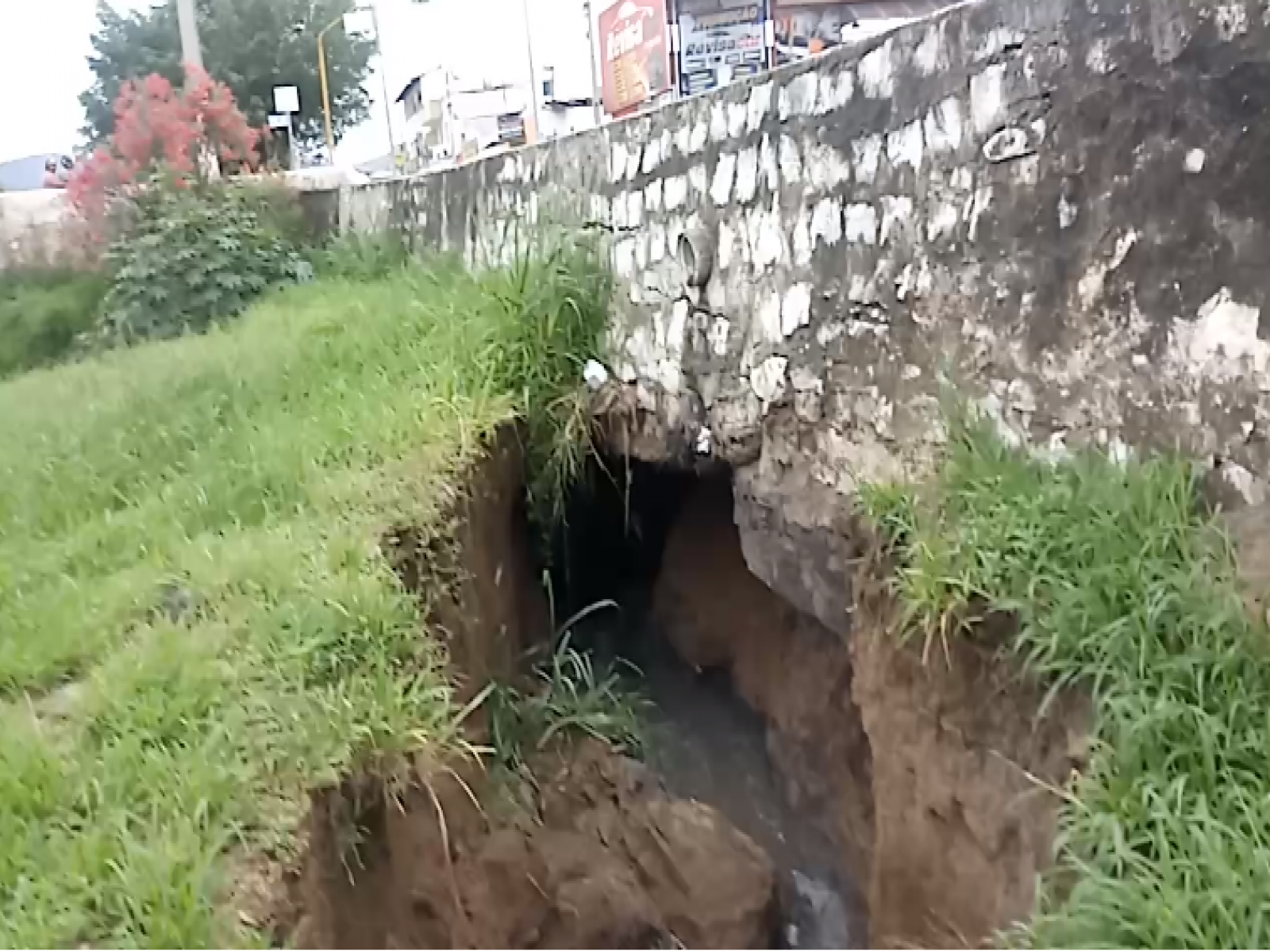 Prefeitura e Embasa avaliam estragos provocados na Avenida Castelo Branco
