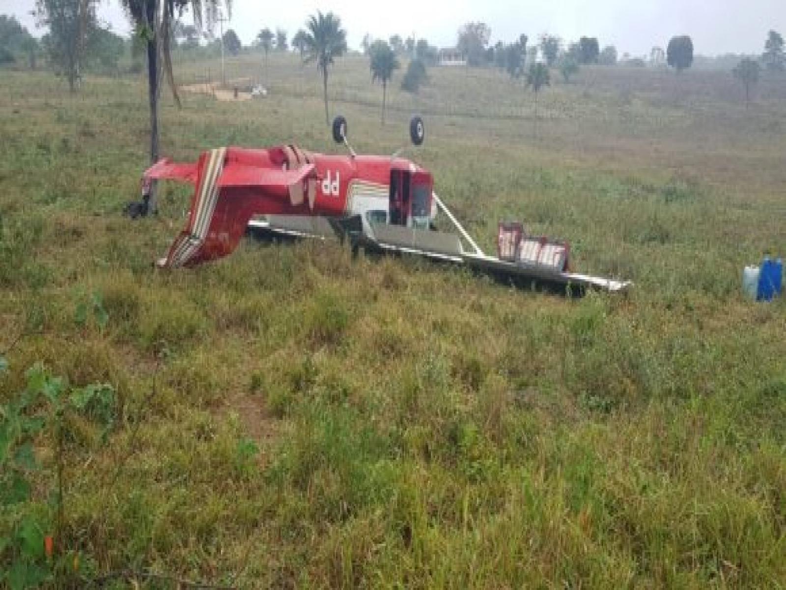 Avião de pequeno porte tomba em pouso de emergência no norte da Bahia