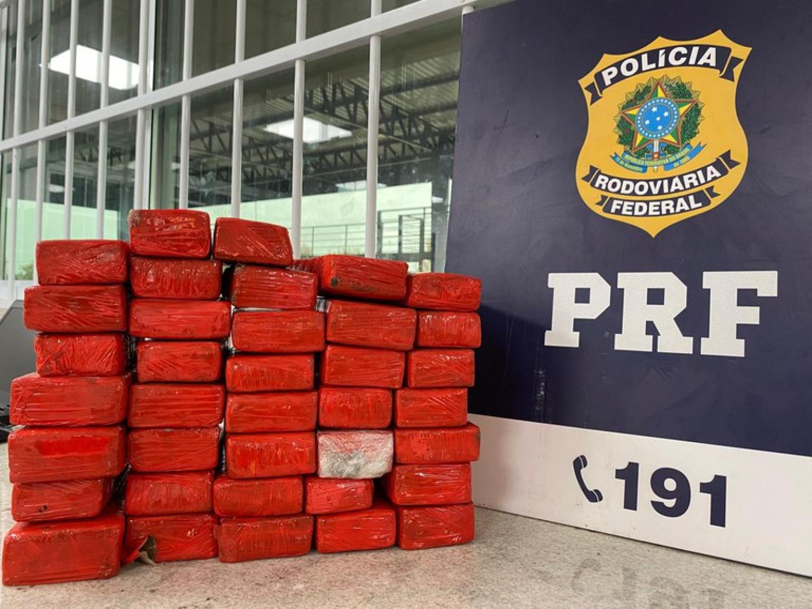 Passageira de ônibus é presa pela PRF com 21kg de maconha